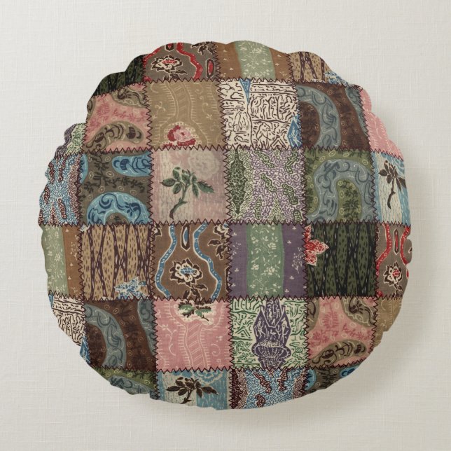 Land-Patchwork-Quiltedecke, 3D-Textur. Rundes Kissen (Vorderseite)