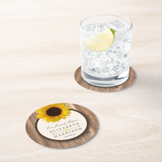 Land Rustikale Sonnenblumen & Braun-Holz Hochzeit Runder Pappuntersetzer (Vor Ort)