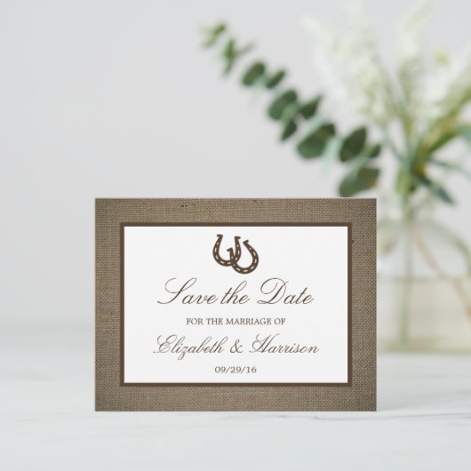 Land Rustikales Hufeisen auf Burlap Save the Date Ankündigungspostkarte (Stehend Vorderseite)