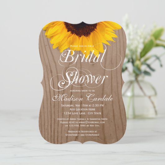 Land-Sonnenblume-Scheunen-hölzernes Brautparty Einladung (Stehend Vorderseite)