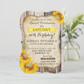 Land-Sonnenblumen und rustikaler hölzerner Einladung (Stehend Vorderseite)