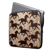 Land-Western-Pferde auf Scheunen-hölzernen Laptopschutzhülle (Vorderseite Links)