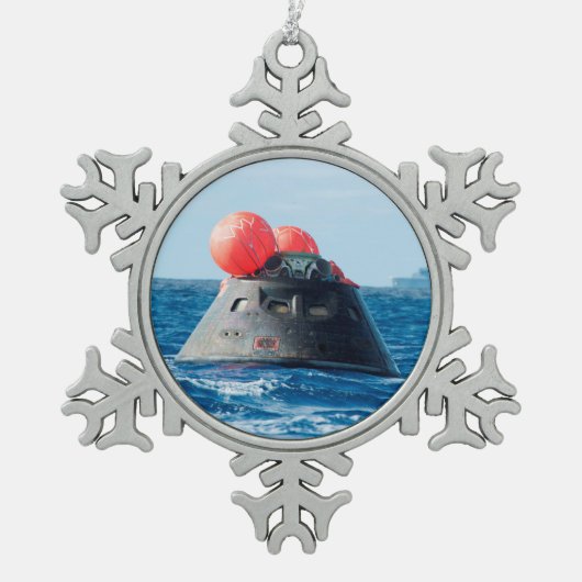 Landeplatz des Orion Spacecraft Fallschirms Schneeflocken Zinn-Ornament (Vorderseite)