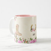 Länderstiefel & Hufeisen mit Blume auf Beige Zweifarbige Tasse (Vorderseite Links)