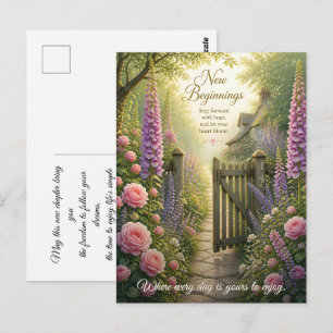 Landhausgartentor mit blühenden Frühlingsblumen Postkarte
