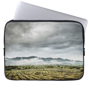 Ländliche Ernte-Felder unter bewölktem Himmel Laptopschutzhülle