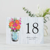 Ländliche Gerber-Daisies in Mason-Gläsern Tischnum Einladung (Stehend Vorderseite)