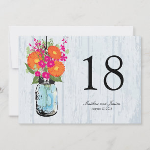 Ländliche Gerber-Daisies in Mason-Gläsern Tischnum Einladung
