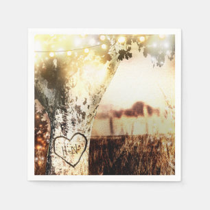 Ländliche Hochzeit mit geschnitztem Baum und Licht Serviette
