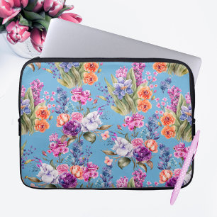 Ländliche hübsche Gartenblumen auf blauem Hintergr Laptopschutzhülle