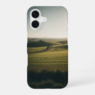 Ländliche Idylle mit grünen Hügeln iPhone 16 Hülle