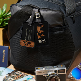 Ländliche Weltkarte mit Holzoptik und monogrammier Gepäckanhänger