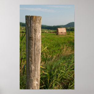 Ländlicher Farmzaunpfosten und Heuballen Poster