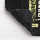 Ländlicher Fensterblick mit Steinmauern und Gebäud Mousepad (Ecke)