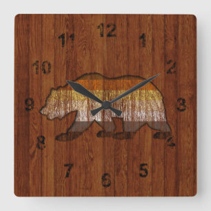 Ländlicher Holz-Bär Stolz Farben im rustikalen Lan Quadratische Wanduhr
