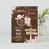 ländlicher Holz Hintergrund Blumenstiefel und Schl Einladung (Stehend Vorderseite)