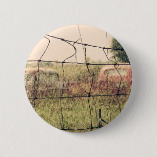 Ländlicher Junkyard, Vechicles, die auf einem Feld Button