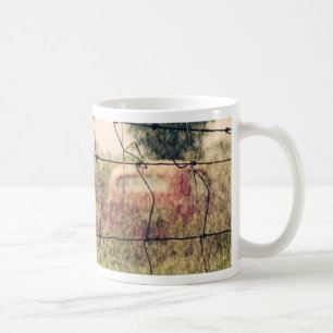 Ländlicher Junkyard, Vechicles, die auf einem Feld Kaffeetasse