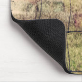 Ländlicher Junkyard, Vechicles, die auf einem Feld Mousepad (Ecke)