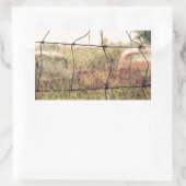 Ländlicher Junkyard, Vechicles, die auf einem Feld Rechteckiger Aufkleber (Tasche)