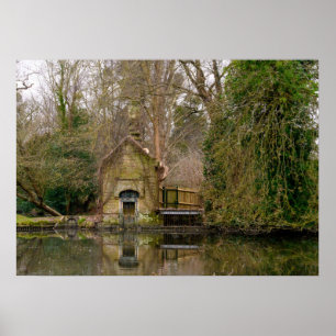 Ländliches Backsteinbootshaus am Fluss Poster