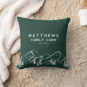 Ländliches Grün Monogramm Berge Winter Familie Kissen
