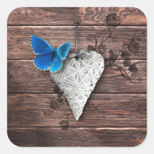 Ländliches Herz und Schmetterling auf Holz Quadratischer Aufkleber