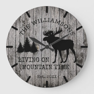 Ländliches Holzhaus auf dem Land, das auf Bergzeit Große Wanduhr