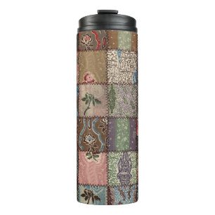 Ländliches Patchwork-Quilt, 3D-Textur. Thermosbecher