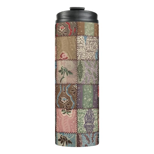 Ländliches Patchwork-Quilt, 3D-Textur. Thermosbecher (Vorderseite)