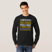 Landscape Gardener Throws Tools Landscaper T-Shirt (Vorne ganz)
