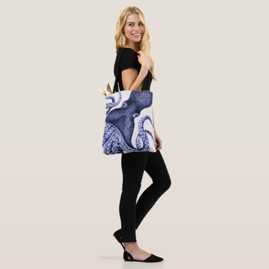 Landschaft Blauer Krake Tasche (Am Model)