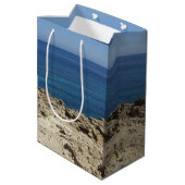 Landschaft der griechischen Inseln im Mittelmeer Mittlere Geschenktüte (Rückseite Schrägansicht)