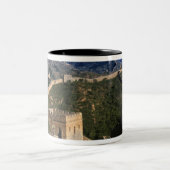 Landschaft der Großen Mauer, Jinshanling, China Zweifarbige Tasse (Mittel)
