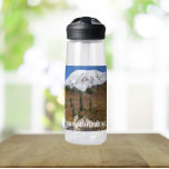 Landschaft des Nationalparks Mount Rainier Trinkflasche<br><div class="desc">Bleibe mit dieser durchsichtigen Plastikflasche,  die ein landschaftliches Foto-Bild des schneebedeckten Berges Rainier und einen Bach aus dem Inneren des Nationalparks bietet. Wählen Sie die Größe und Farbe der Wasserflasche aus. HINWEIS: Design nicht optimiert für Kid's Wasserflasche Stil.</div>