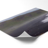 Landschaft des schwarzen Strandes in Island Poster (Ecke)