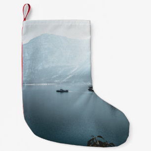 LANDSCHAFT FOTO DES WASSERKÖRPERS IN DER NÄHE DES KLEINER WEIHNACHTSSTRUMPF