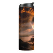 Landschaft in fantasievoller Alien mit flammendem Thermosbecher (Nach links gedreht)