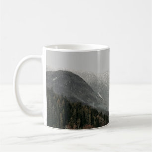 Landschaft mit Bäumen und Berg Kaffeetasse