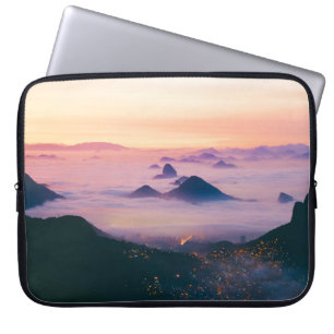 LANDSCHAFT MIT EINEM GEWÄSSER LAPTOPSCHUTZHÜLLE