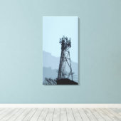 Landschaft mit einem mobilen Signalturm. Leinwanddruck (Insitu (Holzboden))