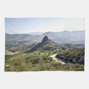 Landschaft mit großer Felsformation Zypern Geschirrtuch