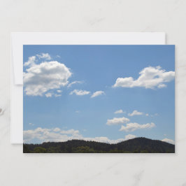 Landschaft mit grünen Hügeln, Bäumen und Wolken Einladung