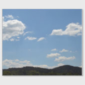 Landschaft mit grünen Hügeln, Bäumen und Wolken Geschenkpapier (Flach)