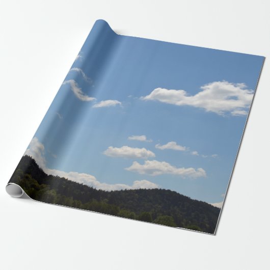 Landschaft mit grünen Hügeln, Bäumen und Wolken Geschenkpapier (Ungerollt)