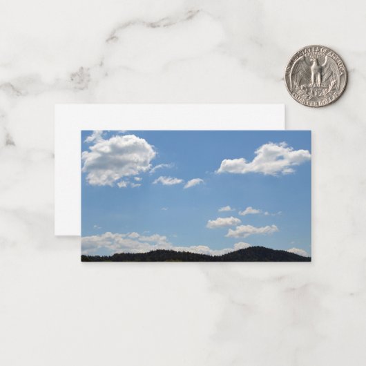 Landschaft mit grünen Hügeln, Bäumen und Wolken Mitteilungskarte (Vorderseite/Rückseite Beispiel)