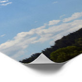 Landschaft mit grünen Hügeln, Bäumen und Wolken Poster (Ecke)
