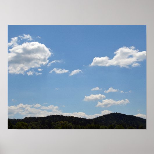 Landschaft mit grünen Hügeln, Bäumen und Wolken Poster (Vorne)