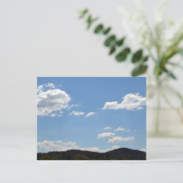 Landschaft mit grünen Hügeln, Bäumen und Wolken Postkarte
