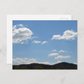 Landschaft mit grünen Hügeln, Bäumen und Wolken Postkarte (Vorne/Hinten)